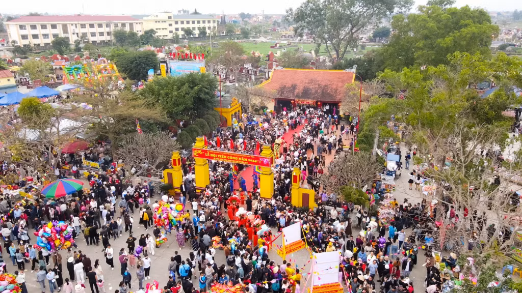 正式庆祝的那一天，先公庙会喜庆热闹又神圣 Không khí tưng bừng, náo nhiệt mà rất thiêng liêng tại miếu Tiên Công trong ngày chính hội