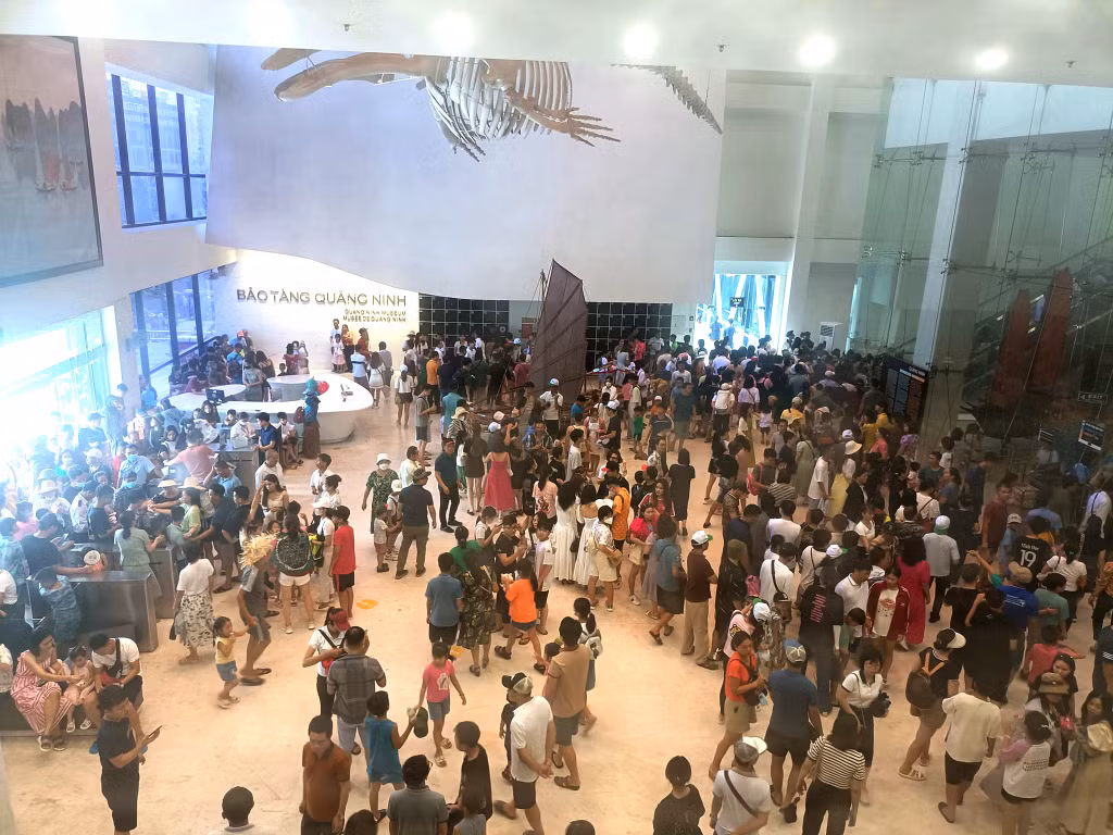 周末广宁博物馆吸引众多游客前来参观。