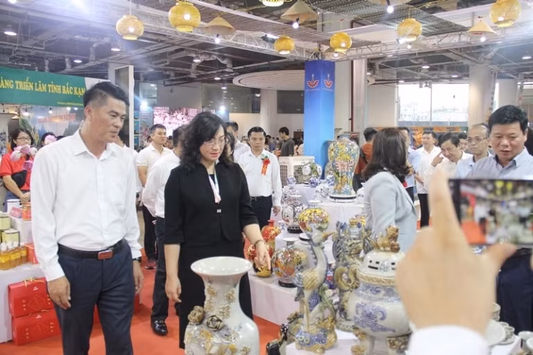 工贸部副部长范氏胜和代表团一行参观各间展位。T.H摄