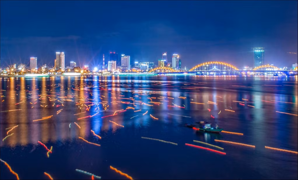 岘港市汉江创造出一幅远离城市喧嚣的魅力画卷。