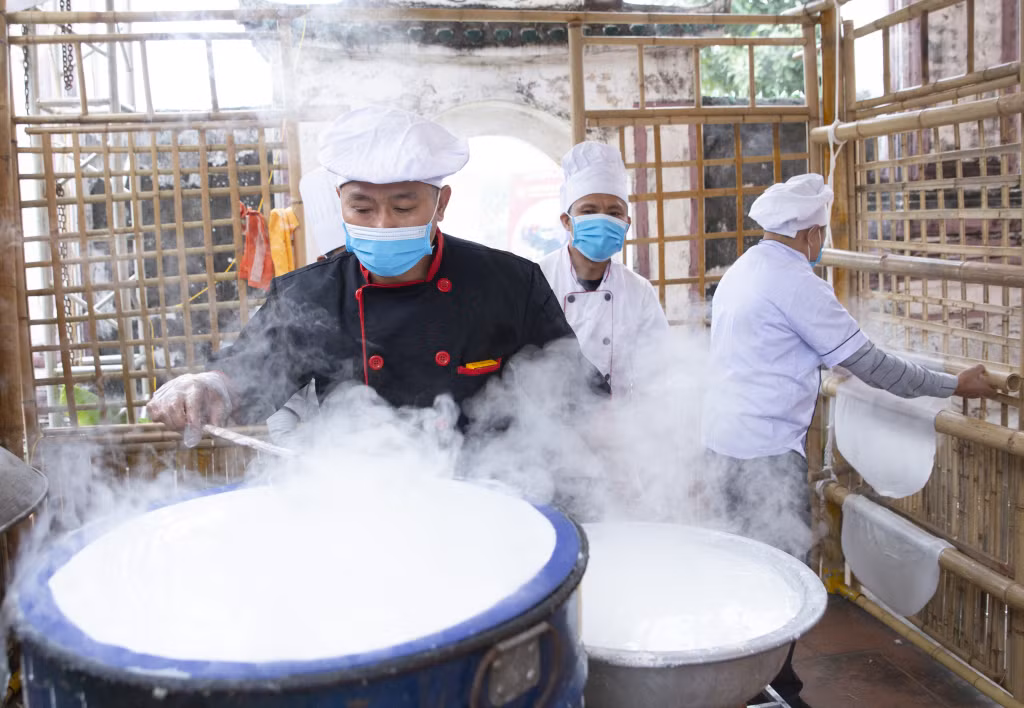云衢村人制作河粉 Làm bánh phở tại làng Vân Cù