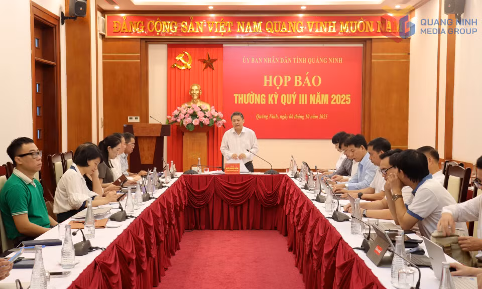 广宁省人民委员会办公厅主任吴光兴向新闻媒体机构通报2025年前9个月的经济社会发展情况。