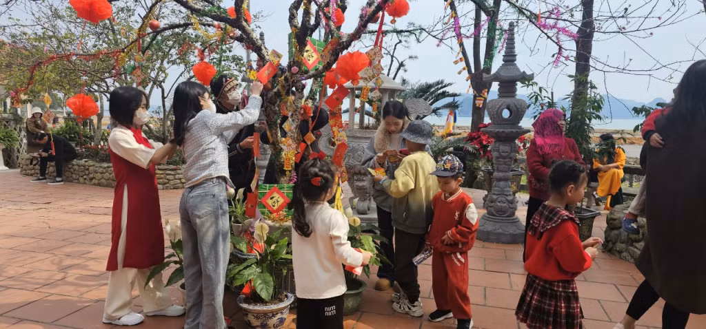 游客在盖宝寺挑选春联祈福。
