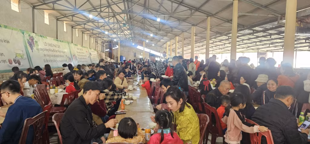 参观参拜后，游客可在盖宝寺享用免费素饭。