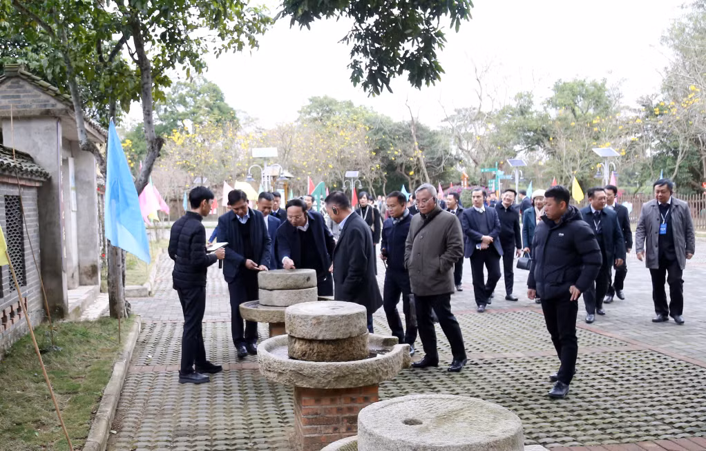 越共党中央委员、广宁省委书记、人民议会主席阮春冀和广宁省代表团一行参观广西北海市的新农村模式。