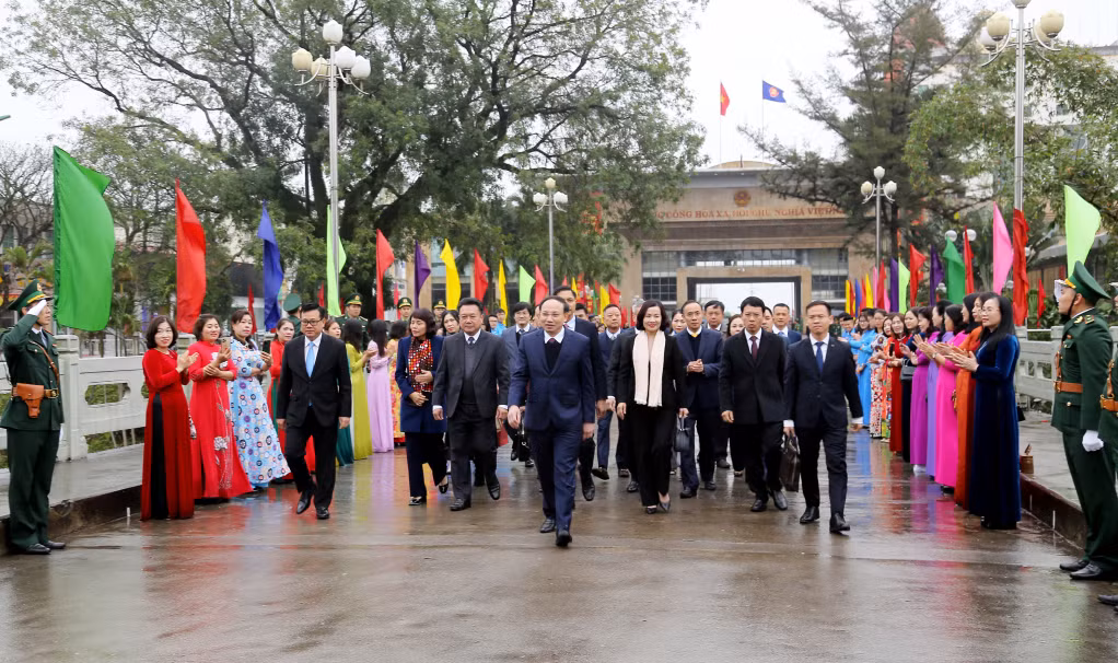 由越共党中央委员、广宁省委书记、人民议会主席阮春记率领的广宁省代表团对中国广西进行正式访问。