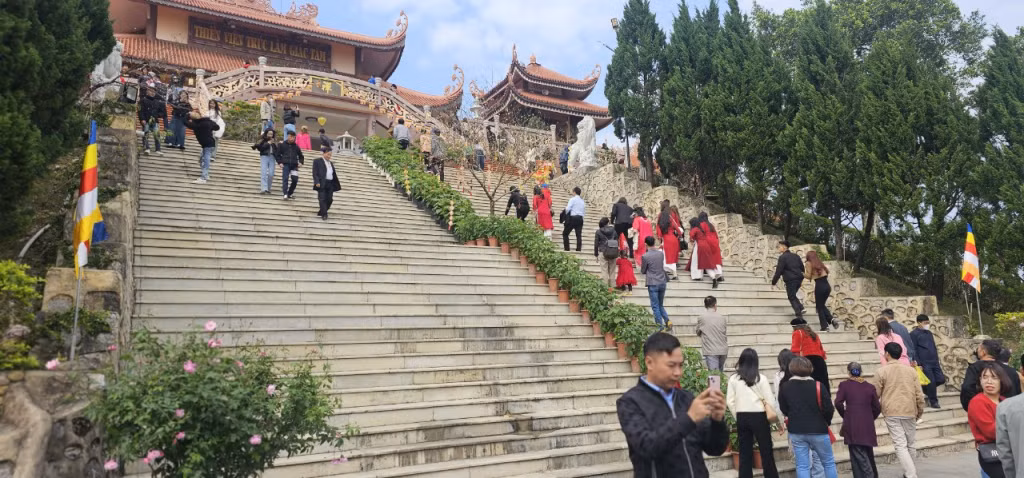 盖宝寺以其宁静的空间和诗意的景观在春节期间吸引了众多当地人和和游客前来春游。