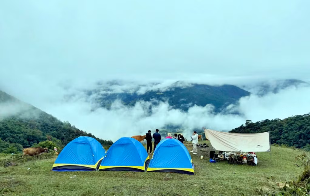 游客在高璃山山顶露营、赏云 Du khách cắm trại săn mây ở trên đỉnh núi Cao Ly