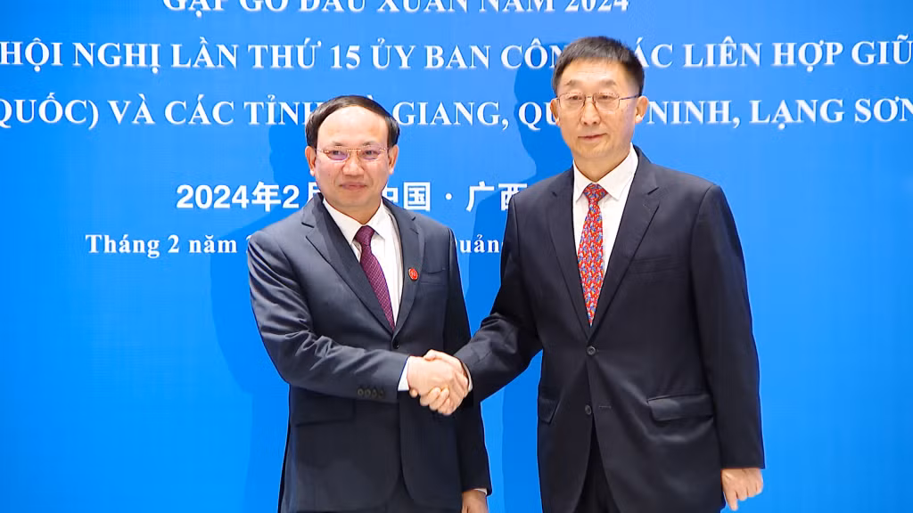 共中央委员、壮族自治区党委书记刘宁对越共党中央委员、广宁省委书记、人民议会主席阮春记出席座谈会表示欢迎。