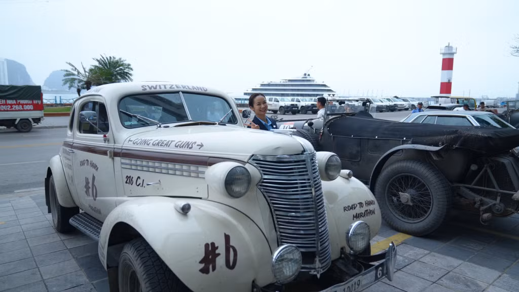 22辆全球经典“老爷车”抵达了越南广宁省下龙市 ảnh 3