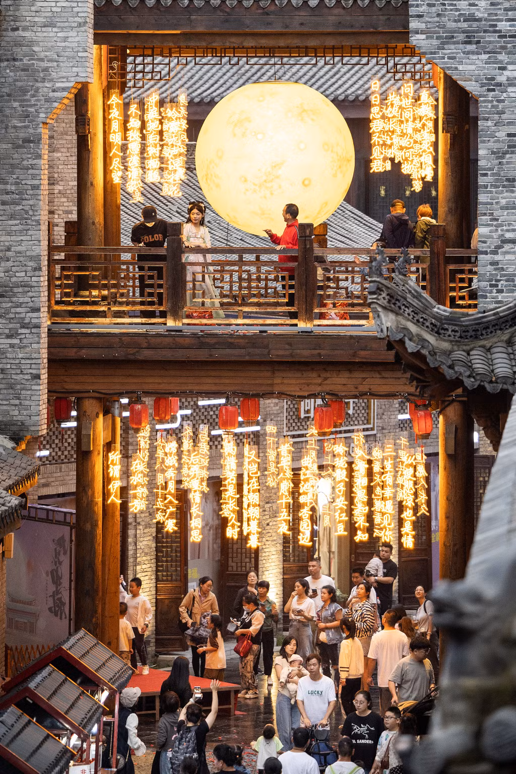 10月1日，在中国湖北武汉汉口里，市民游客徜徉在古朴建筑群间，品尝美食，共同赏“月”，共度中秋国庆长假(图/IC photo) Ngày 01 tháng 10, tại Hán Khẩu, Vũ Hán, Hồ Bắc, Trung Quốc, người dân và du khách dạo chơi giữa những công trình kiến trúc cổ kính, nếm thử những món ăn ngon, cùng nhau ngắm "trăng”, cùng đón kỳ nghỉ lễ dài dịp Trung thu và Quốc Khánh (Ảnh: IC photo)