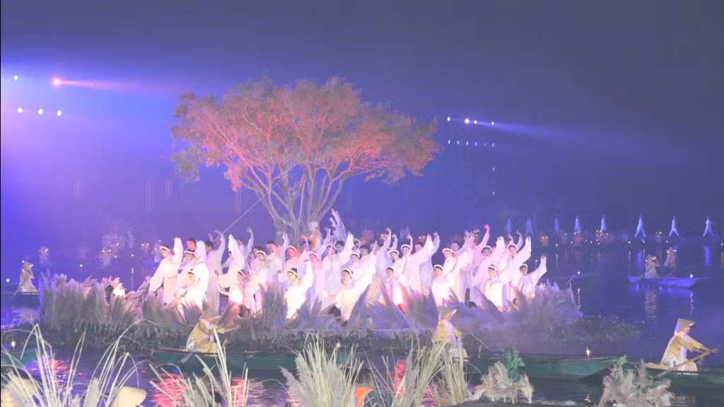 越南长安举办首场水上实景演出 展示文化遗产魅力 ảnh 3