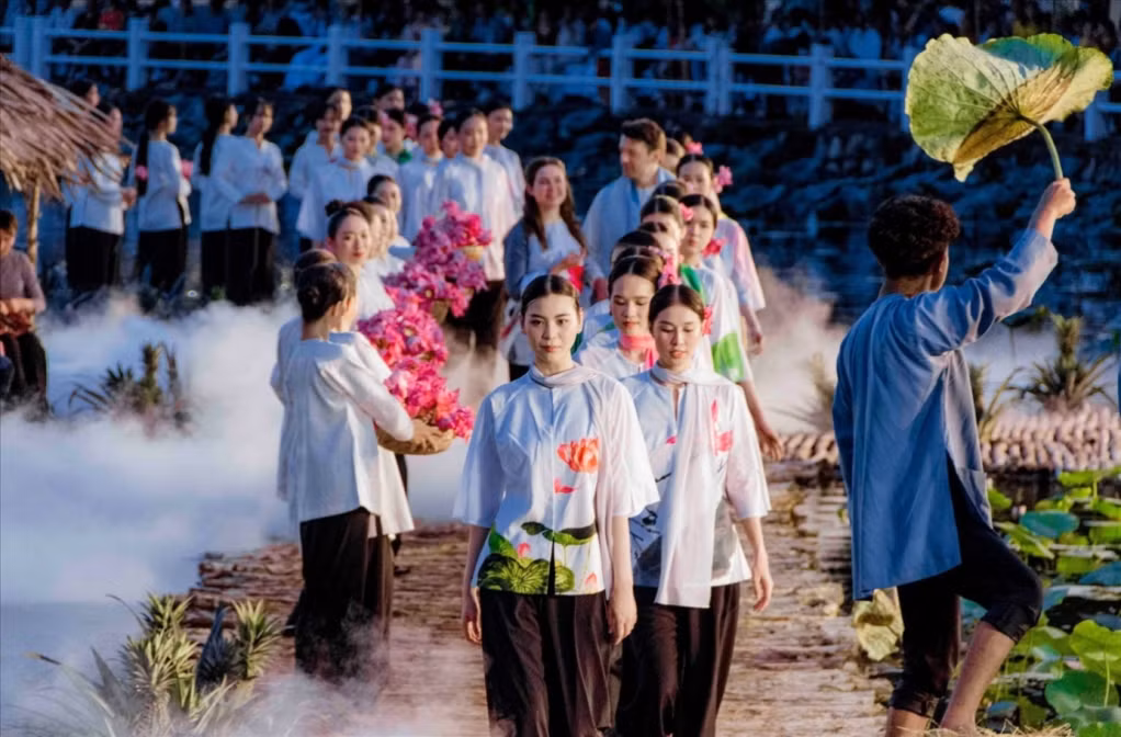在2023后江三婆衫节开幕式上进行展演的荷花系列时装 Bộ sưu tập Hoa sen trình diễn tại lễ khai mạc Festival Áo bà ba - Hậu Giang 2023