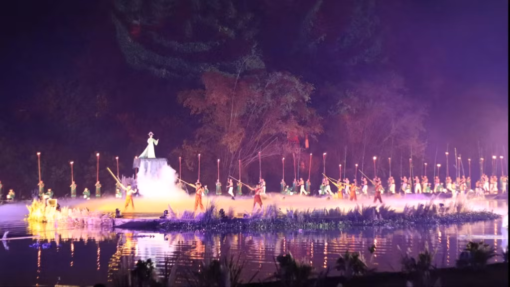 越南长安举办首场水上实景演出 展示文化遗产魅力 ảnh 4