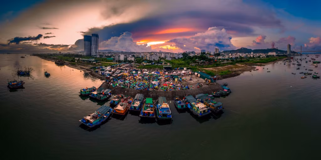 陆门湾的海滨风光（图/阮俊英）Bên bờ vịnh Cửa Lục Ảnh: Nguyễn Tuấn Anh