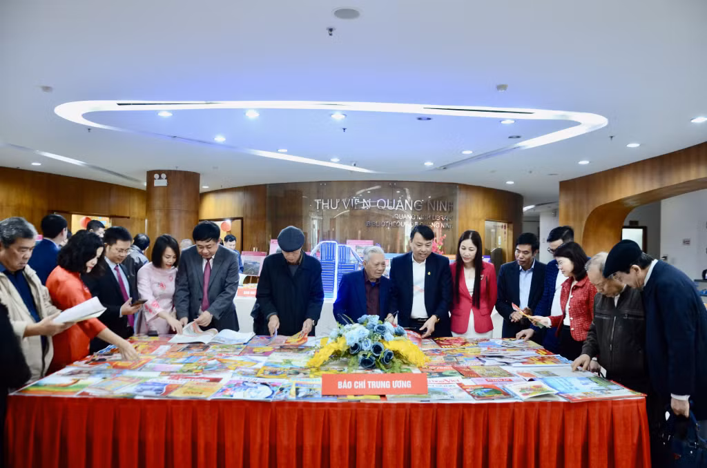 代表们参观、阅读春节特刊和出版物。