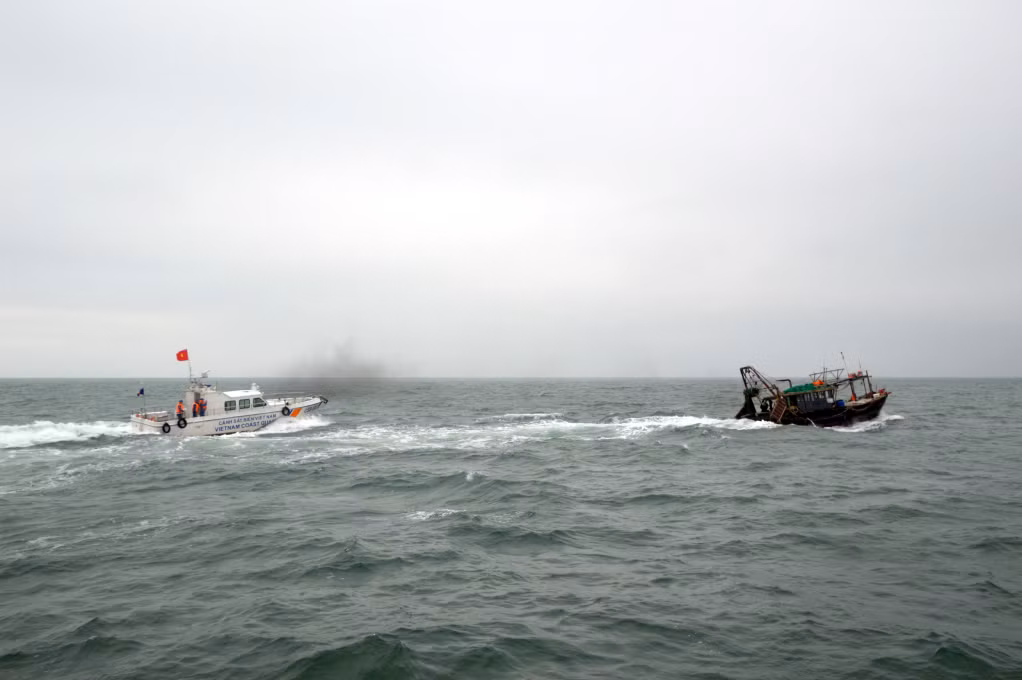 越中两国海警在毗连区海域开展联合巡逻 ảnh 1