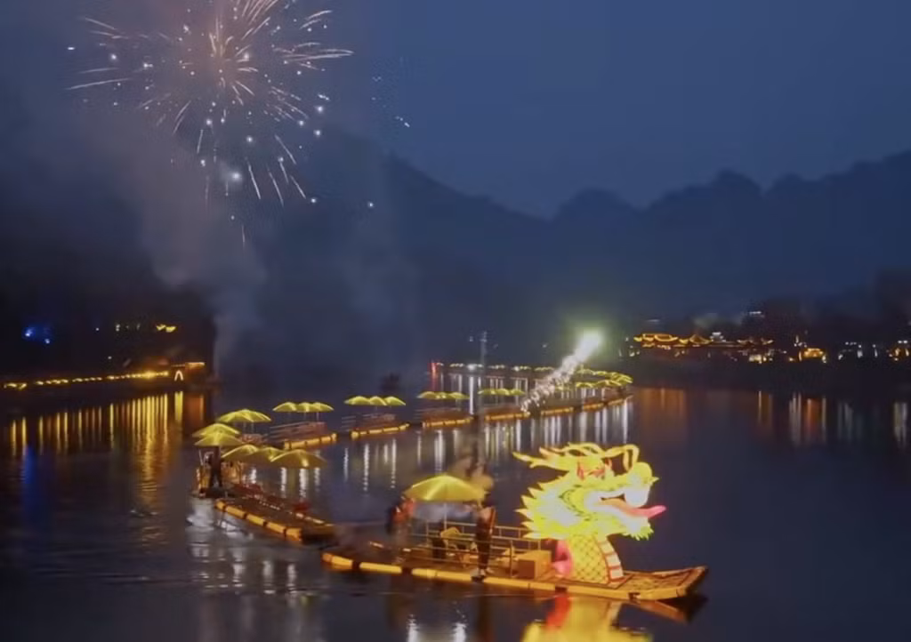 百米“金龙”游江 上演中国式浪漫 ảnh 1
