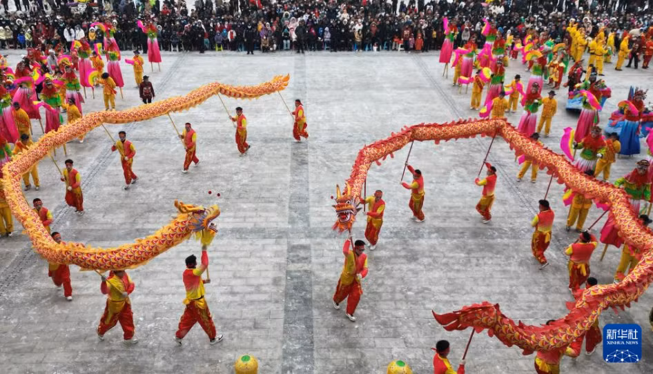 民间艺人在甘肃省和政县聚兴广场表演（无人机照片）。史有东 摄 Nghệ nhân dân gian biểu diễn tại Quảng trường Tụ Hưng, huyện Hòa Chính, tỉnh Cam Túc. Sử Hữu Đông chụp