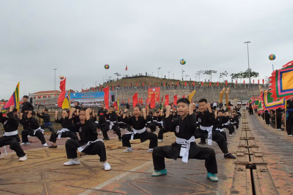 两国儿童表演武术 Màn đồng diễn võ thuật của thiếu nhi hai nước