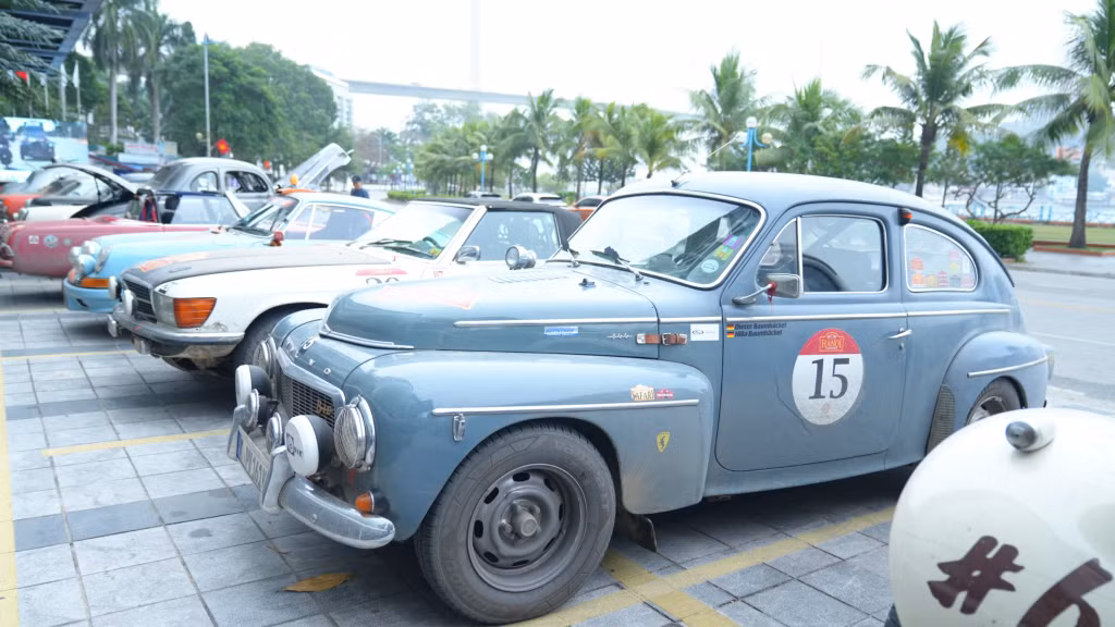 22辆全球经典“老爷车”抵达了越南广宁省下龙市 ảnh 11