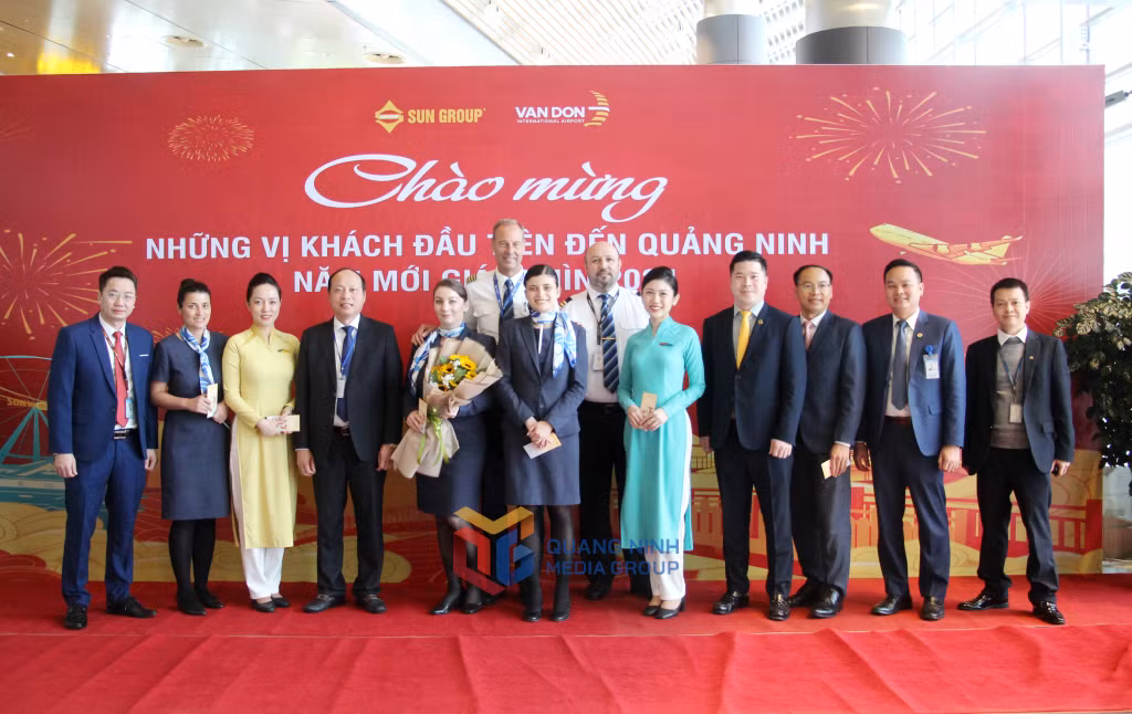 云屯县和云屯国际航空港领导向机组人员赠送鲜花并致以新春祝福。