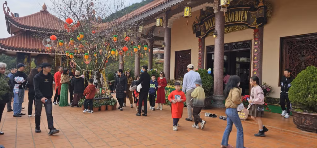 游客参观正殿地区。