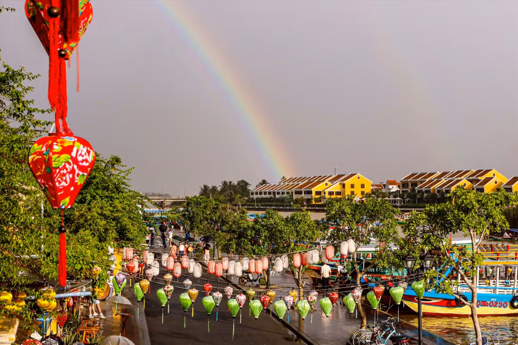 雨后，广阔的天际架起了一道双彩虹 Trong cơn mưa lại xuất hiện cầu vồng đôi trên bầu trời rộng lớn
