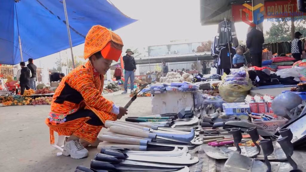 在集市上，人们还可以参与民间游戏和丰富多彩的文体活动，如：踩高跷、推棍、拔河、蒙眼捉鸭子……