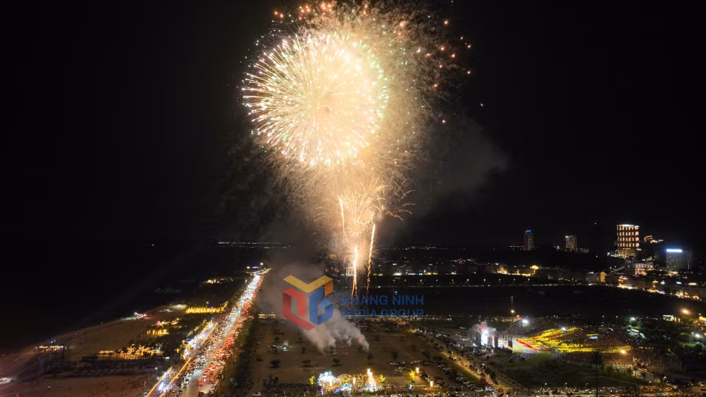 每周二、四、六晚21:30在太阳嘉年华广场举行艺术烟花秀。
