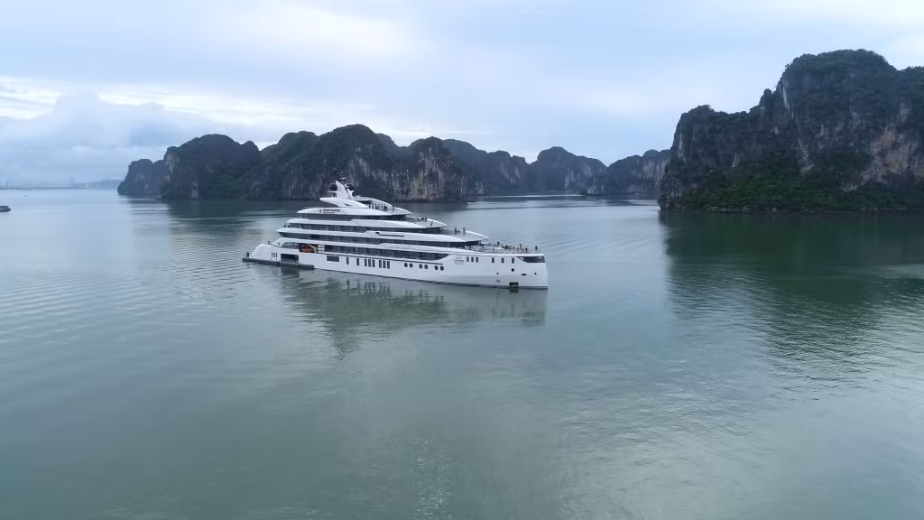 五星级游艇载客游览拜子龙湾。 Du thuyền 5 sao đưa du khách tham quan Vịnh Bái Tử Long.