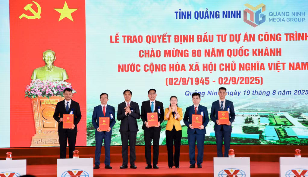Dưới đây là bản dịch tiếng Trung của chú thích ảnh: 广宁省领导向煤炭行业建设项目颁发投资决定。