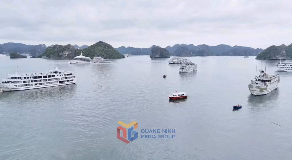 医疗船和机动艇在蒂托夫岛海域巡逻执勤。