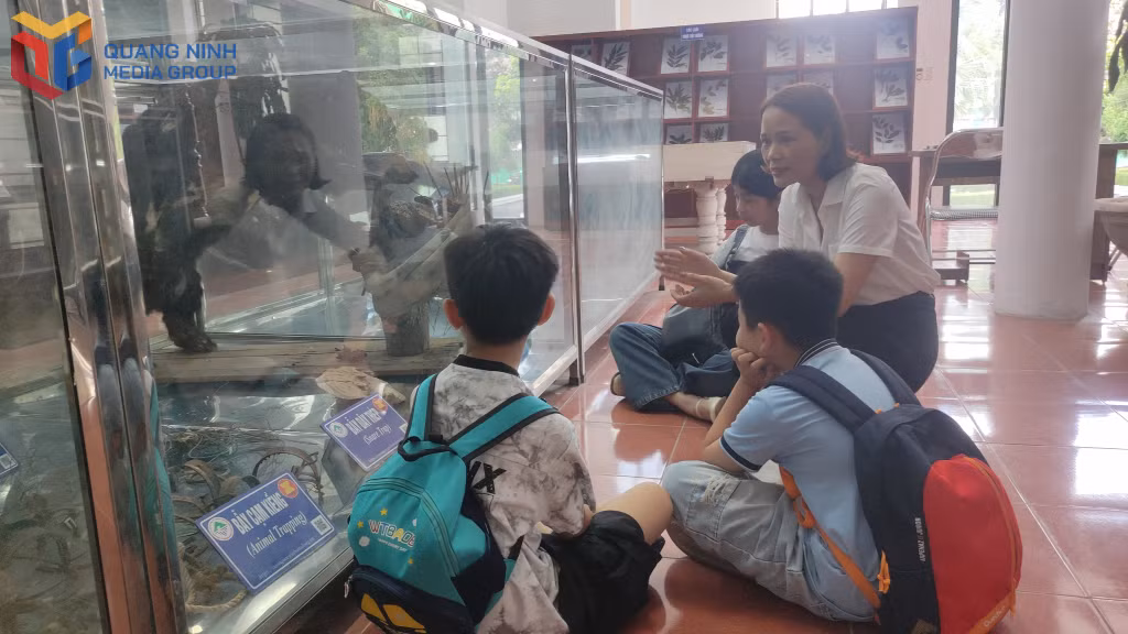 参观博物馆时，孩子们识别非法狩猎工具，从而提高环境保护意识。