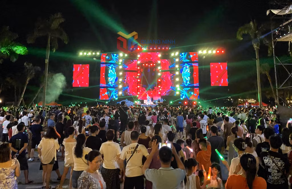 下龙滨海夜间步行街音乐会吸引众多游客。