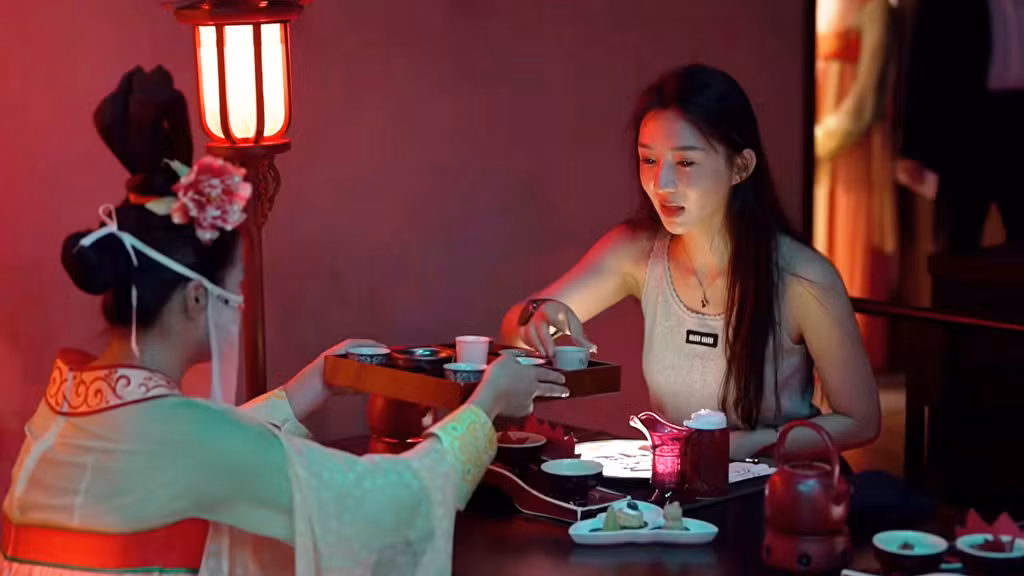 祥瑞芙蓉宴中，仕女端上风格多元的茶杯供食客挑选 。 Trong yến tiệc Tường Thụy Phù Dung, các thị nữ bưng ra những chén trà với phong cách đa dạng để thực khách tự do lựa chọn.