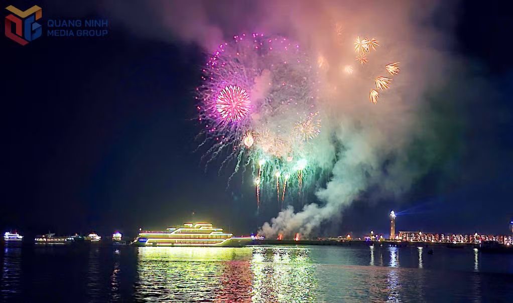 烟花表演给游客带来喜迎新年的热闹气氛
