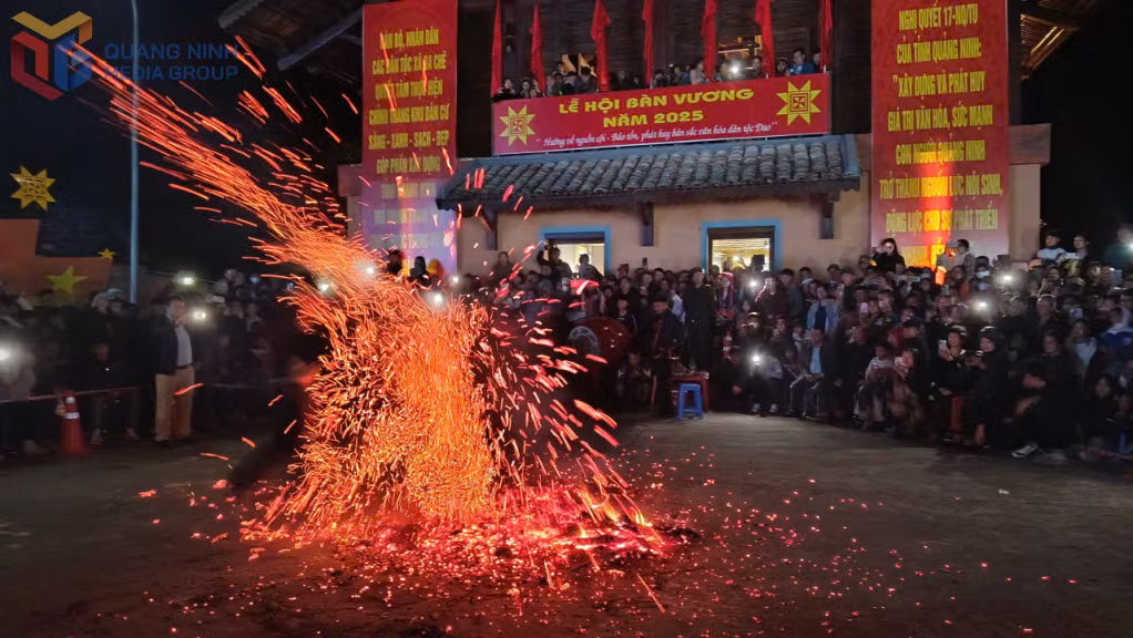 瑶族神圣的跳火仪式。