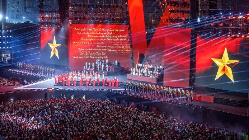 美亭国家体育场上五万余名观众齐聚一堂，欣赏“祖国在我心中”音乐会。（图：成达），nhandan.vn Hơn 50.000 khán giả có mặt tại Sân vận động quốc gia Mỹ Đình thưởng thức chương trình “Tổ quốc trong tim”. (Ảnh THÀNH ĐẠT), nhandan.vn
