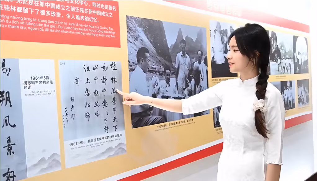 广西大学青语辅导员工作室文学院越南籍留学生黄秋庄正在录制宣介视频。 Hoàng Thu Trang, lưu học sinh Việt Nam tại Khoa Văn học, Đại học Quảng Tây, đang quay video giới thiệu tại Phòng công tác hướng dẫn sinh viên quốc tế.