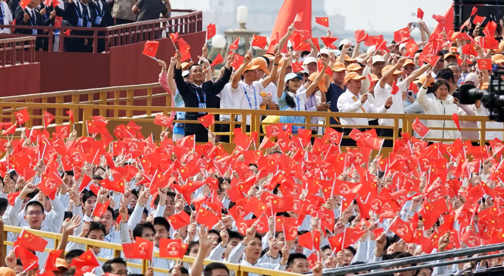 9月3日，参与中国人民抗日战争暨世界反法西斯战争胜利80周年纪念活动的观礼观众 。Ngày 3 tháng 9, khán giả tham dự lễ kỷ niệm 80 năm chiến thắng Chiến tranh chống Nhật của nhân dân Trung Quốc và Chiến tranh chống phát xít thế giới