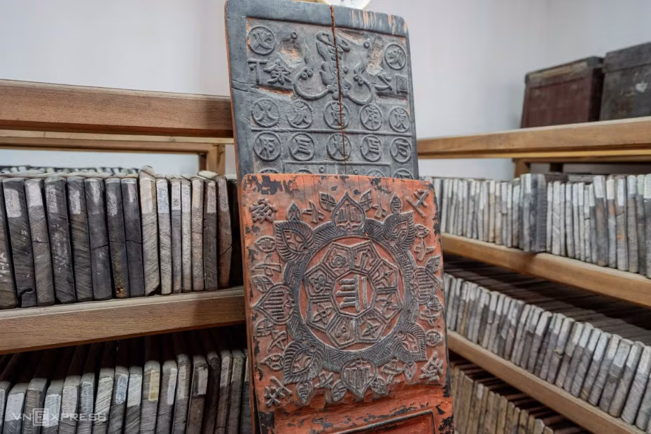 珍贵木版画藏品在北宁省普陀寺展出。图：黄江（vnexpress.net） Kho mộc bản quý giá được trưng bày tại chùa Bổ Đà (tỉnh Bắc Ninh). Ảnh: Hoàng Giang (vnexpress.net)