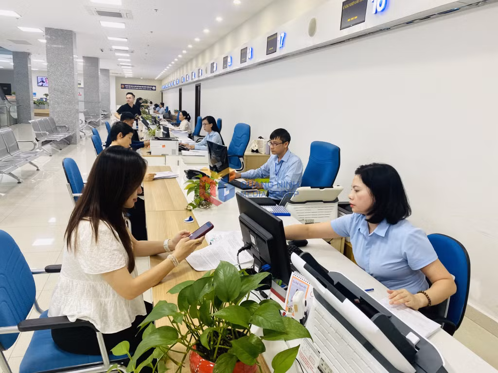 广宁省公共行政服务中心工作人员负为人民办理行政手续。