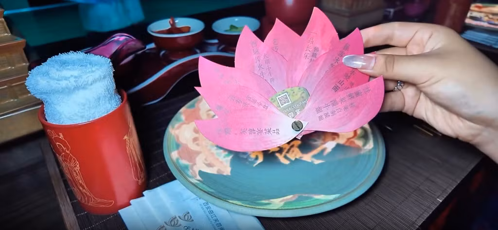 祥瑞芙蓉宴中，芙蓉花造型的菜单 Thực đơn hình hoa phù dung trong Tiệc Tường Thụy Phù Dung