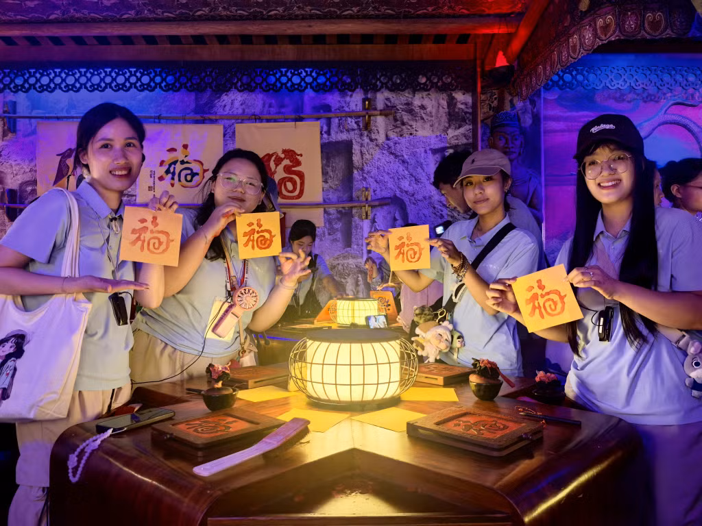 8月12日，63名越南师生在广西桂林参加“重走先辈路，赓续中越情”中越青年师生交流红色研学营活动。 Ngày 12 tháng 8, 63 thầy cô giáo và sinh viên Việt Nam tham gia hoạt động trại hè nghiên cứu đỏ giao lưu thanh thiếu niên Việt - Trung tại Quế Lâm, Quảng Tây với chủ đề “Đi lại con đường cha ông, tiếp nối tình hữu nghị Việt - Trung”.