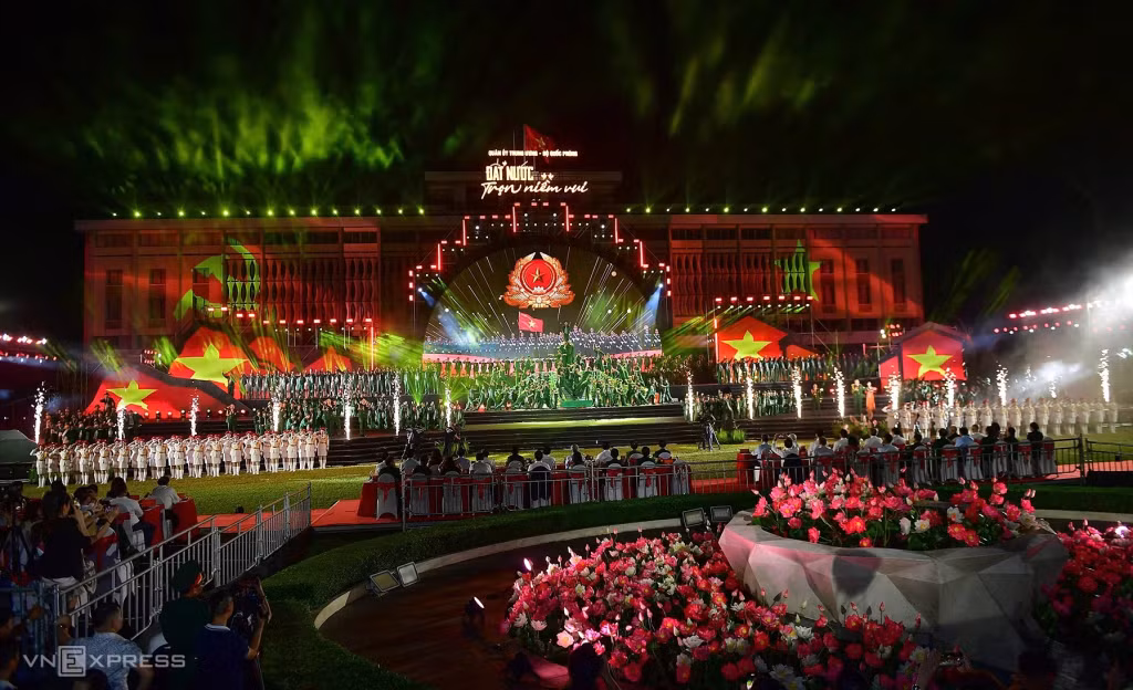 4月20日晚，在胡志明市统一会堂举行的“祖国满欢乐”文艺晚会，被誉为南方解放、国家统一50周年的国家级文艺晚会。图：vnexpress Chương trình "Đất nước trọn niềm vui" diễn ra tối 20/4 tại Hội trường Thống nhất TP HCM được ví như concert quốc gia dịp kỷ niệm 50 năm Ngày giải phóng miền Nam, thống nhất đất nước. Ảnh: vnexpress