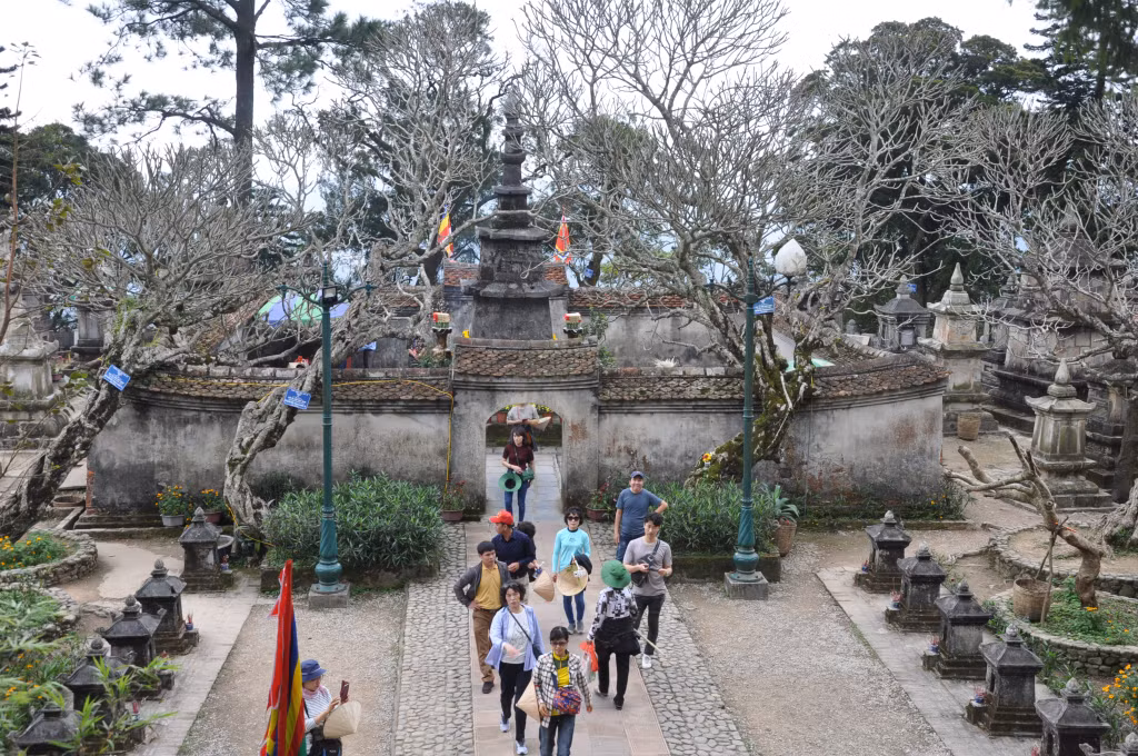 惠光塔园供奉着历代在广宁省安子寺修行的禅师的舍利。 Vườn tháp Huệ Quang là nơi tôn trí ngọc cốt của nhiều thế hệ thiền sư từng tu hành tại Yên Tử.