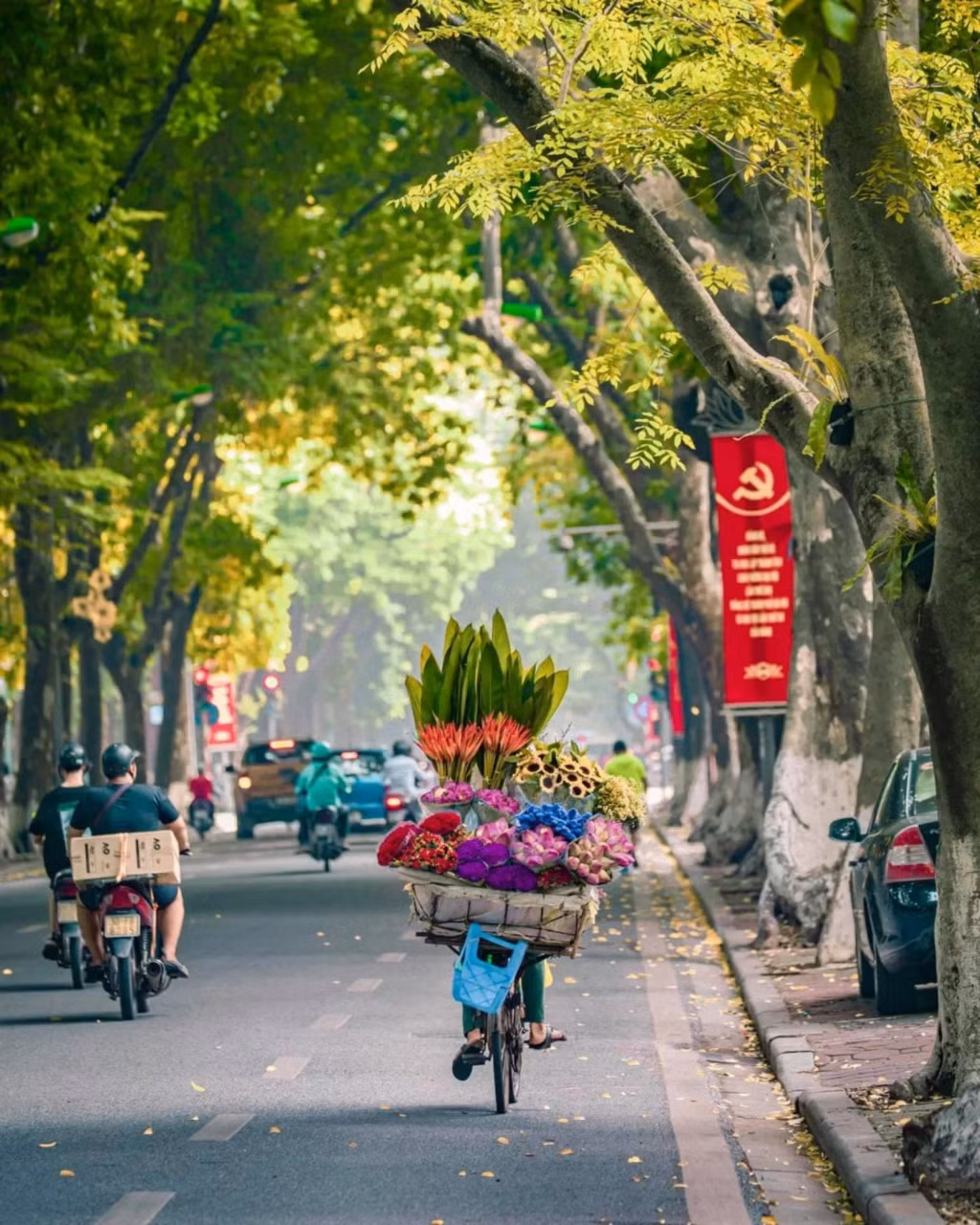花车—河内秋季的标志性景观 Những chiếc xe hoa - hình ảnh đặc trưng của mùa thu Hà Nội