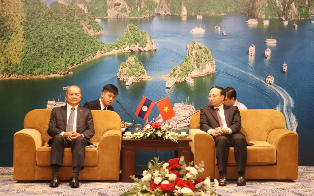 越共党中央委员、广宁省省委书记、人民议会主席阮春冀会见了老挝政府副总理吉乔•凯坎匹吞。