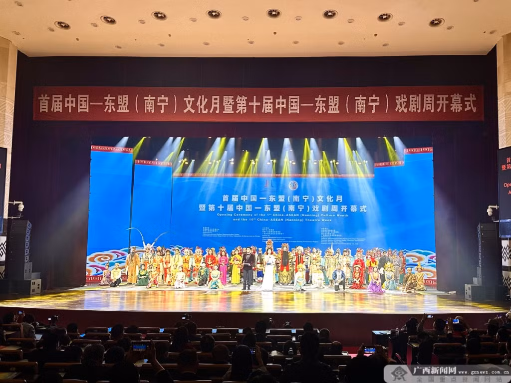 《盛世梨园•双龙戏八仙》的精彩演绎赢得观众阵阵掌声。记者 陈思羽 摄Màn trình diễn đặc sắc của "Thịnh Thế Lê Viên: Song Long vờn Bát Tiên" giành được những tràng pháo tay không ngớt từ khán giả. Ảnh: phóng viên Trần Tư Vũ chụp